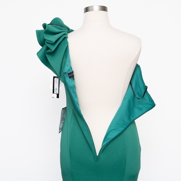 Betsy & Adam. Daisy long scuba one shoulder gown. - Picture 12 of 12